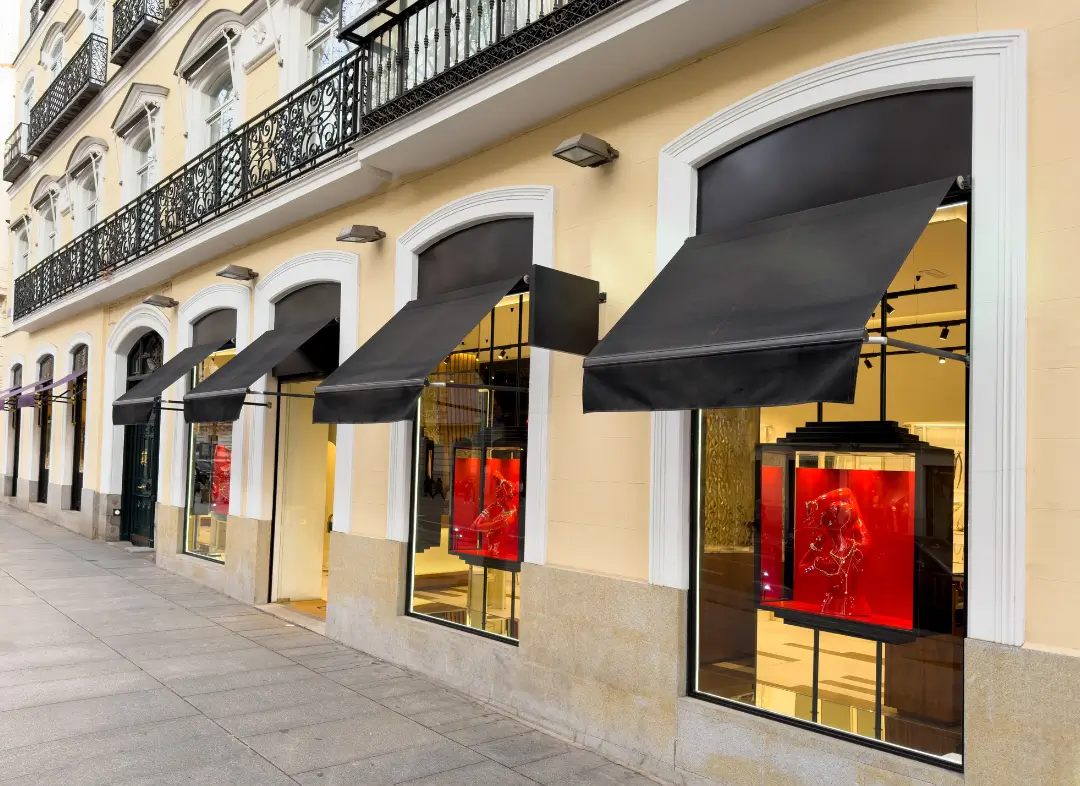 Façade vitrine de magasin en aluminium sur mesure à Dunkerque